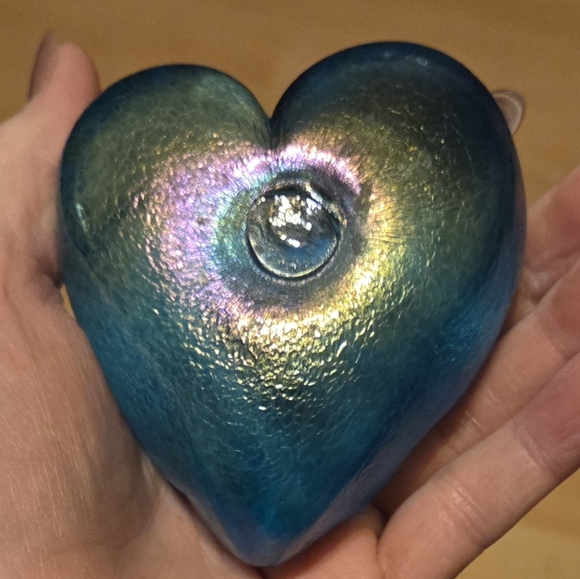 Vintage Robert Held Art Glass Irridescent Aqua Blue Heart Paperweight Figurine - Picture 4 of 10